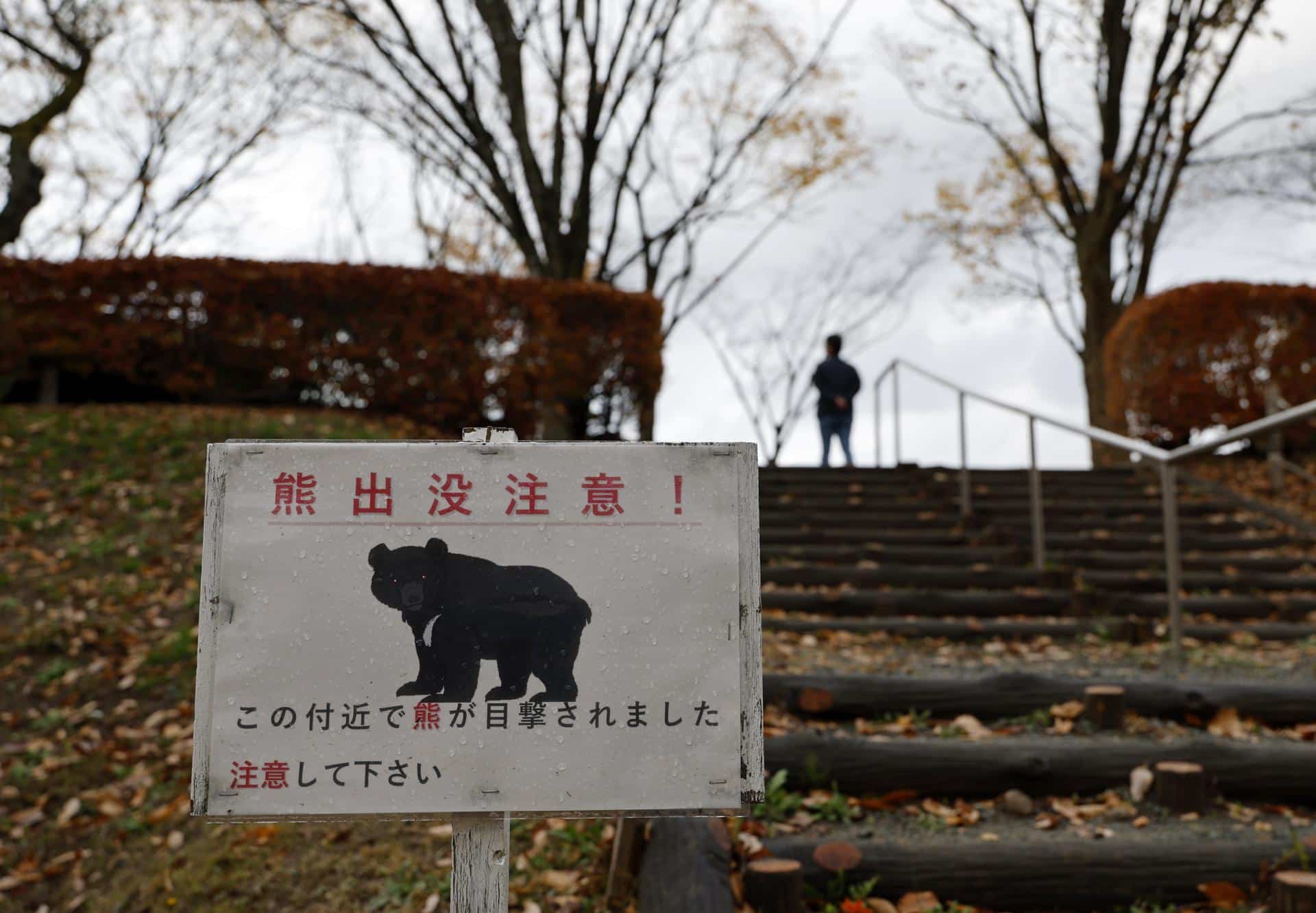AKITA (Japan), 13/11/2025.- Fotografía de archivo, que muestra un cartel de alerta sobre la posible presencia de osos en Akita, en el noreste de Japón. EFE/EPA/FRANCK ROBICHON