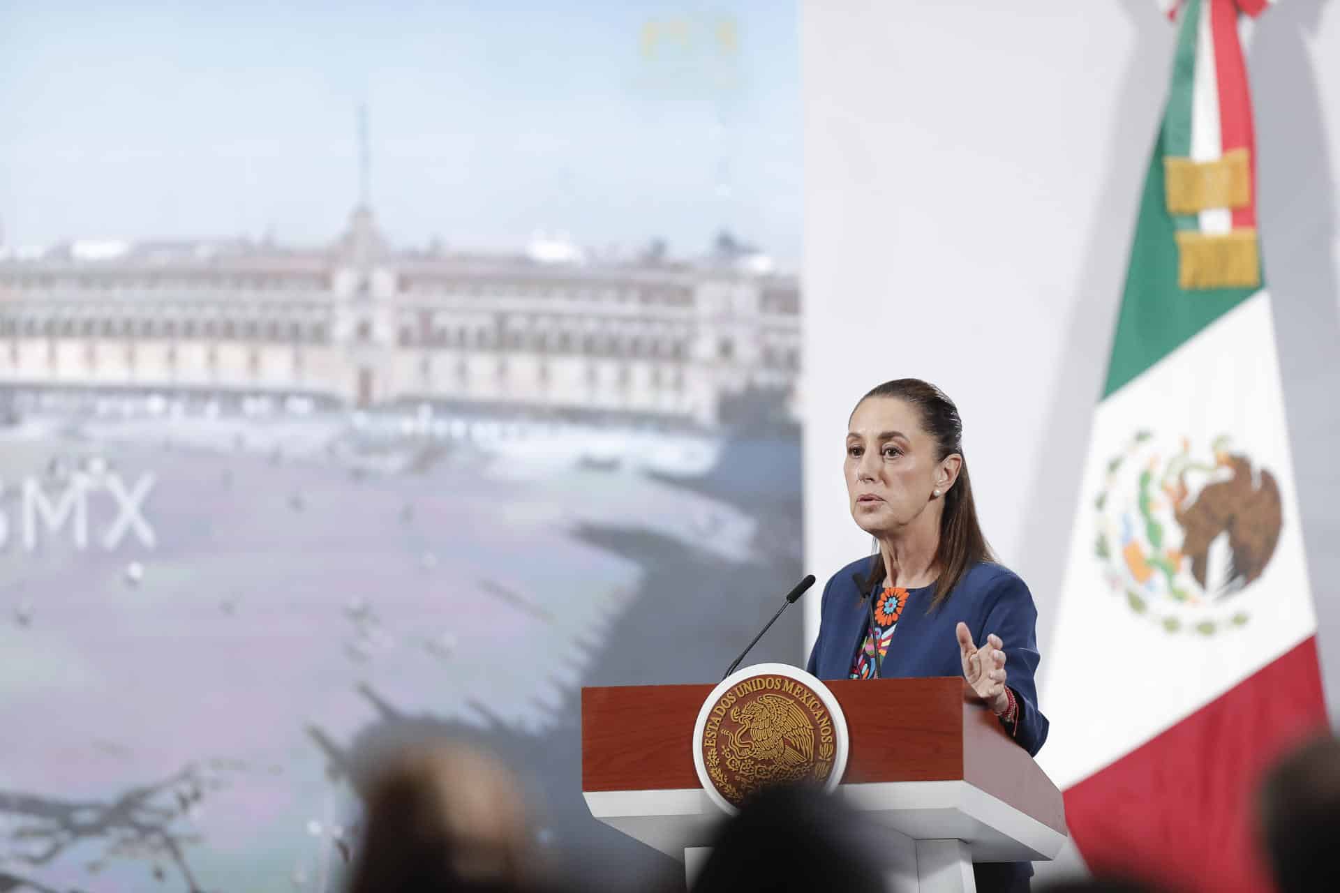 La presidenta de México, Claudia Sheinbaum, habla en una rueda de prensa este lunes, en el Palacio Nacional de Ciudad de México (México). EFE/ Isaac Esquivel