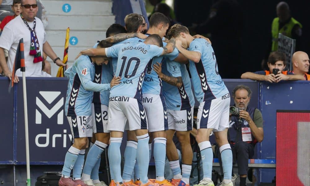 Los jugadores del Celta celebran su segundo gol durante el partido ante el Levante correspondiente a la undécima jornada de LaLiga EA Sports disputado este domingo en el Ciutat de València. EFE/ Ana Escobar
