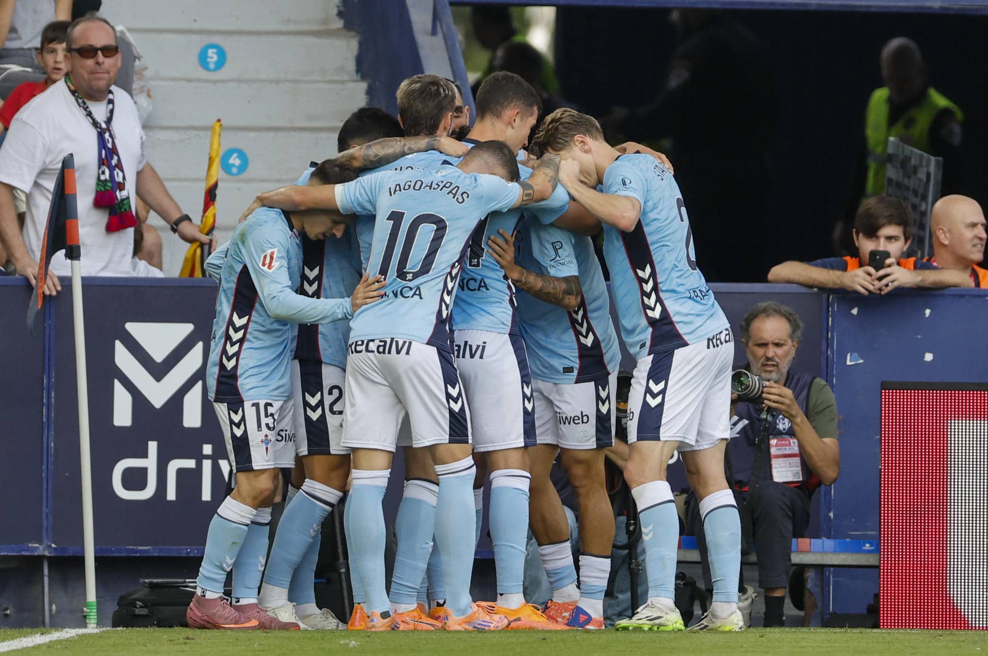 Los jugadores del Celta celebran su segundo gol durante el partido ante el Levante correspondiente a la undécima jornada de LaLiga EA Sports disputado este domingo en el Ciutat de València. EFE/ Ana Escobar
