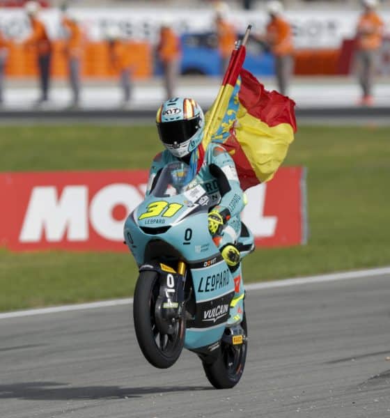 El piloto en la categoría de Moto 3, Adrián Fernández, celebra su victoria en la carrera del Gran Premio de la Comunitat Valencia de MotoGP que se disputa en el Circuito Ricardo Tormo. EFE/Manuel Bruque