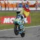 El piloto en la categoría de Moto 3, Adrián Fernández, celebra su victoria en la carrera del Gran Premio de la Comunitat Valencia de MotoGP que se disputa en el Circuito Ricardo Tormo. EFE/Manuel Bruque