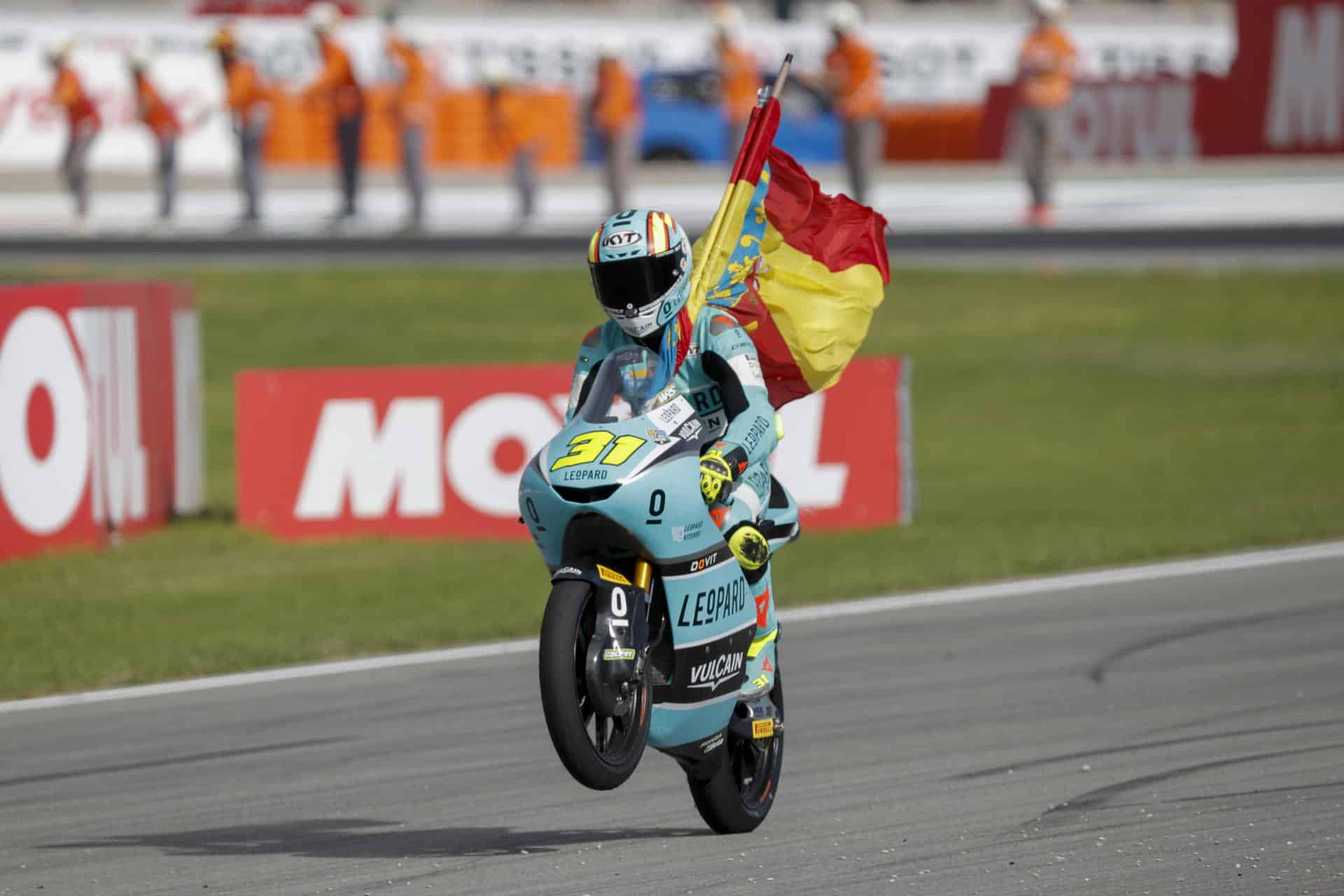 El piloto en la categoría de Moto 3, Adrián Fernández, celebra su victoria en la carrera del Gran Premio de la Comunitat Valencia de MotoGP que se disputa en el Circuito Ricardo Tormo. EFE/Manuel Bruque