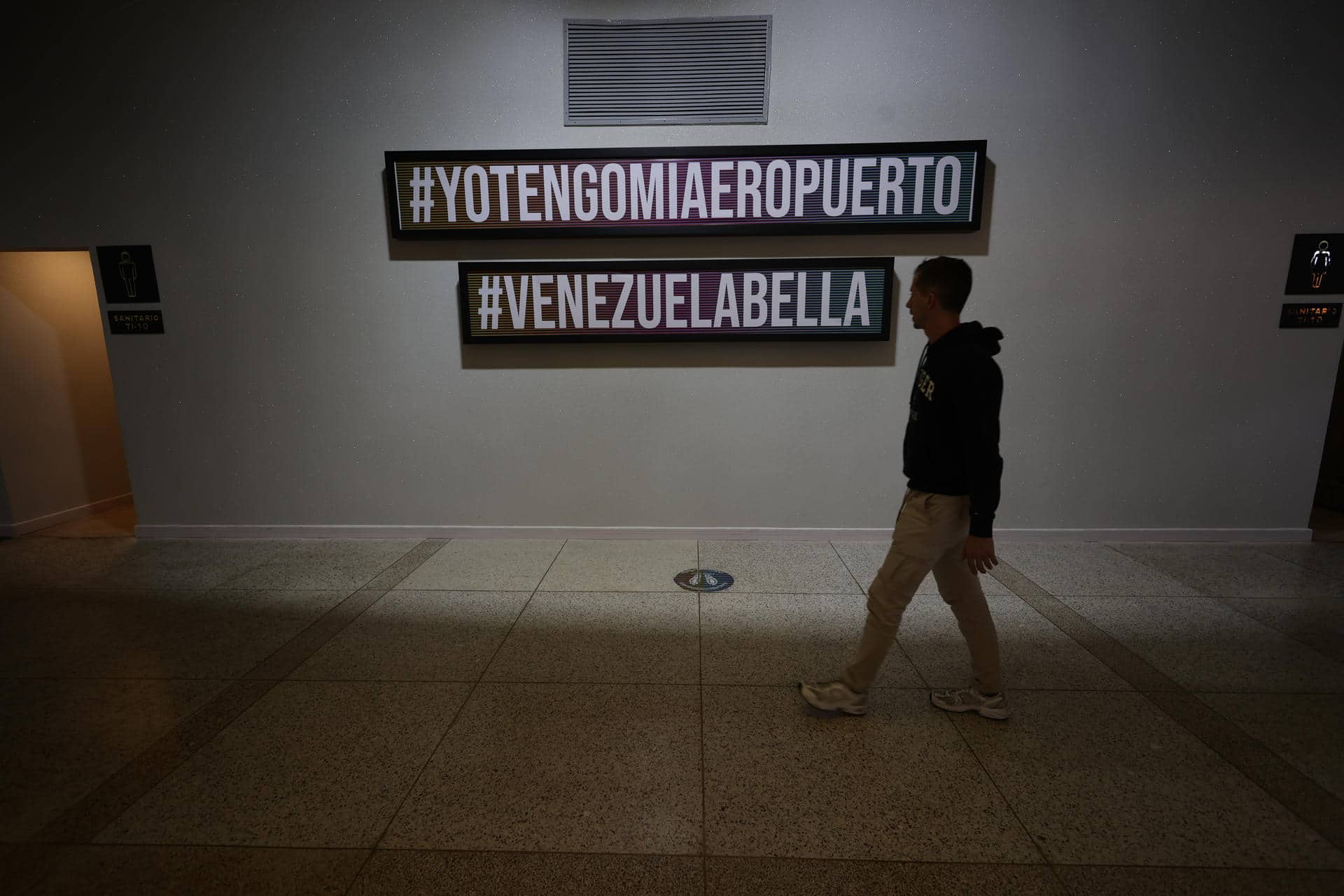 Una persona camina por una zona del Aeropuerto Internacional Simón Bolívar este sábado, en Maiquetia (Venezuela). EFE/ Ronald Pena R