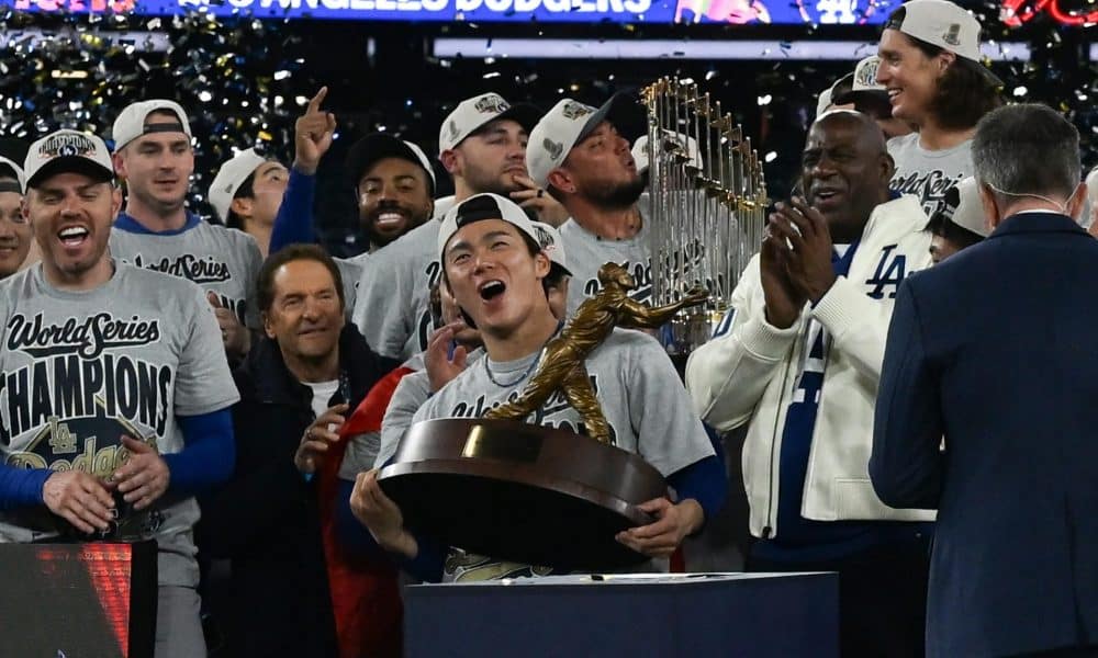 El lanzador japonés Yoshinobu Yamamoto (c), proclamado este sábado como el mejor jugador de la Serie Mundial, celebra en Toronto la conquista de su equipo por segundo año consecutivo. EFE/EPA/EDUARDO LIMA