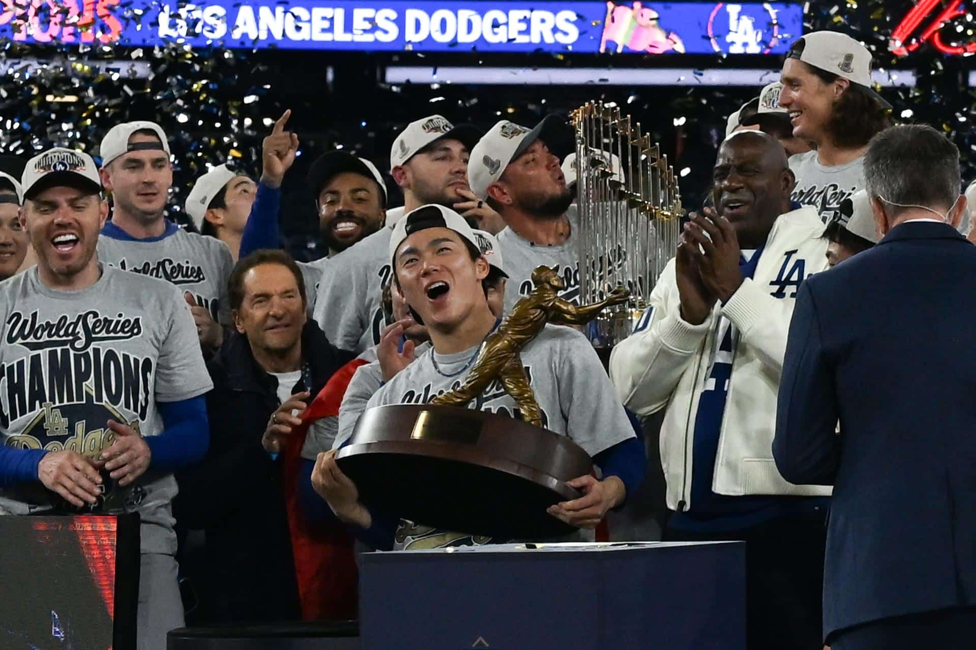 El lanzador japonés Yoshinobu Yamamoto (c), proclamado este sábado como el mejor jugador de la Serie Mundial, celebra en Toronto la conquista de su equipo por segundo año consecutivo. EFE/EPA/EDUARDO LIMA