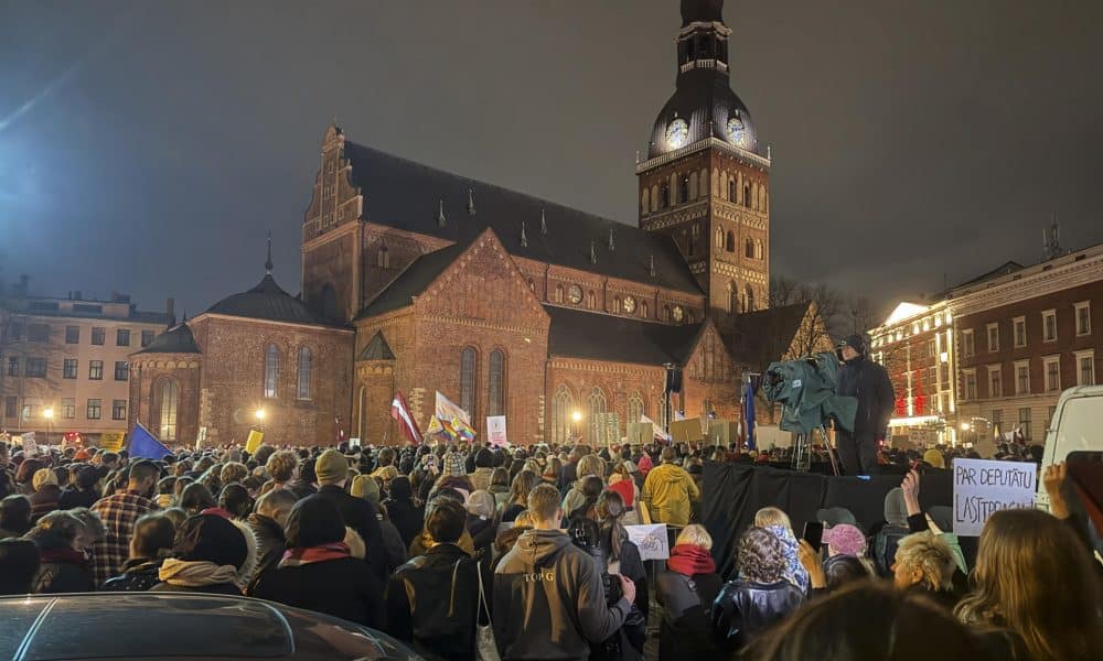 - Más de 10.000 personas se han manifestado este jueves en la Plaza de la Catedral de Riga, en Letonia, en contra de la retirada del país báltico del Convenio de Estambul contra la violencia doméstica y la violencia contra las mujeres, que fue aprobada la semana pasada por el Parlamento, aunque el presidente la vetó y la volvió a devolver a la cámara para que reconsiderase la decisión. EFE/Juris Kaza
