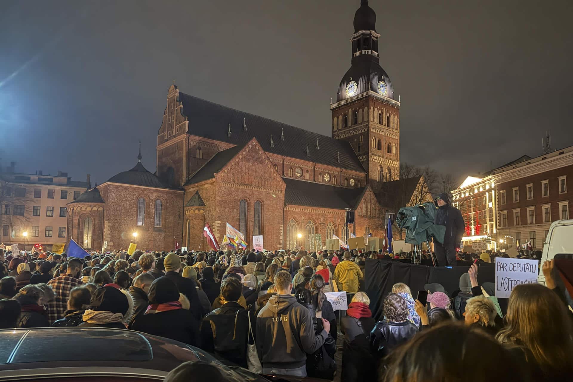 - Más de 10.000 personas se han manifestado este jueves en la Plaza de la Catedral de Riga, en Letonia, en contra de la retirada del país báltico del Convenio de Estambul contra la violencia doméstica y la violencia contra las mujeres, que fue aprobada la semana pasada por el Parlamento, aunque el presidente la vetó y la volvió a devolver a la cámara para que reconsiderase la decisión. EFE/Juris Kaza