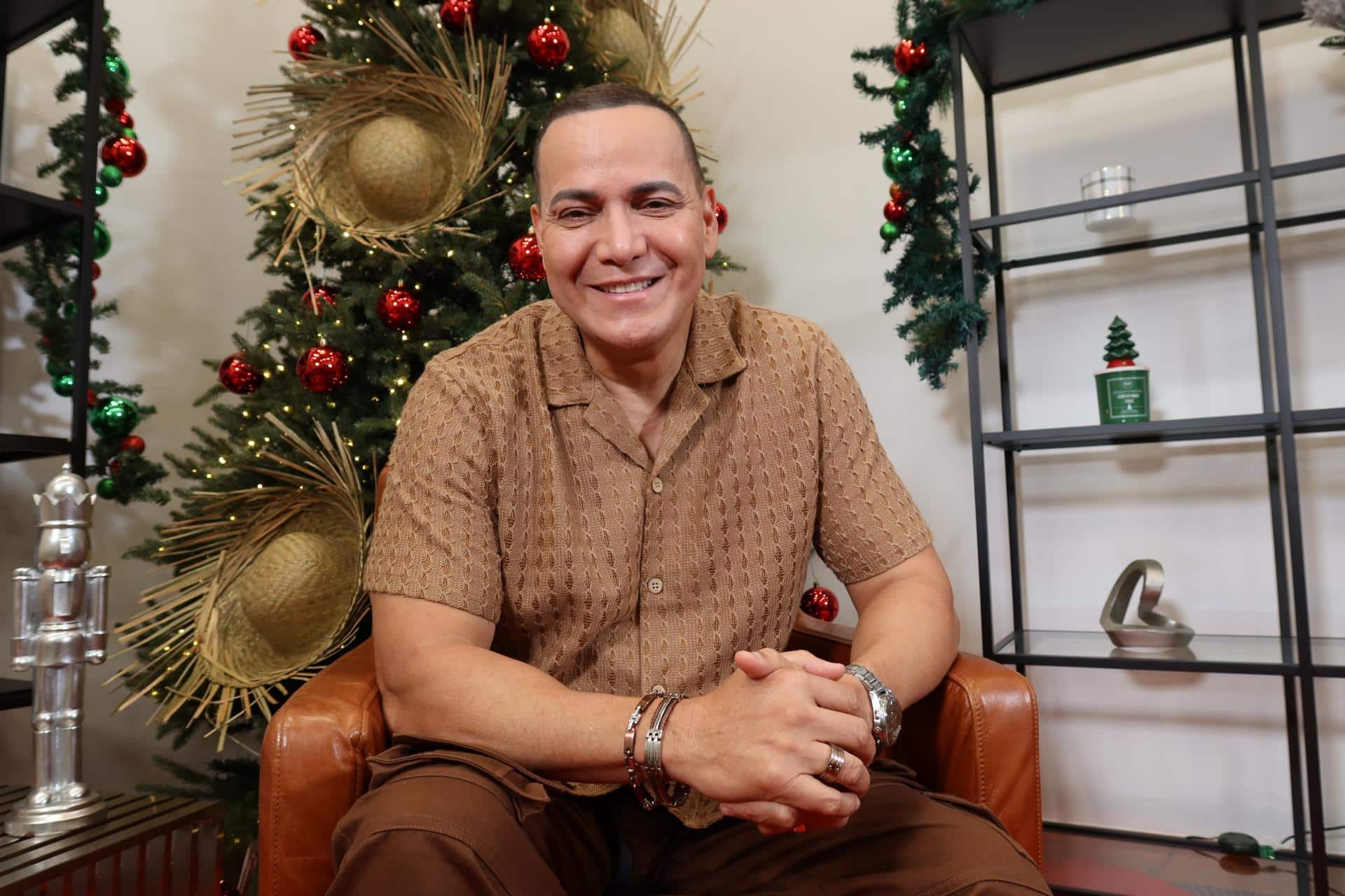 El salsero puertorriqueño Víctor Manuelle posa durante una entrevista con EFE eL miércoles, en las oficinas de Sony Music en San Juan (Puerto Rico). EFE/Jorge Muñiz