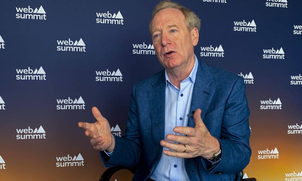 LISBOA, 12/11/2025.- El presidente de Microsoft, Brad Smith, conversa con EFE durante la décima edición de la Web Summit de Lisboa, uno de los mayores eventos tecnológicos del mundo. EFE/ Carlota Ciudad