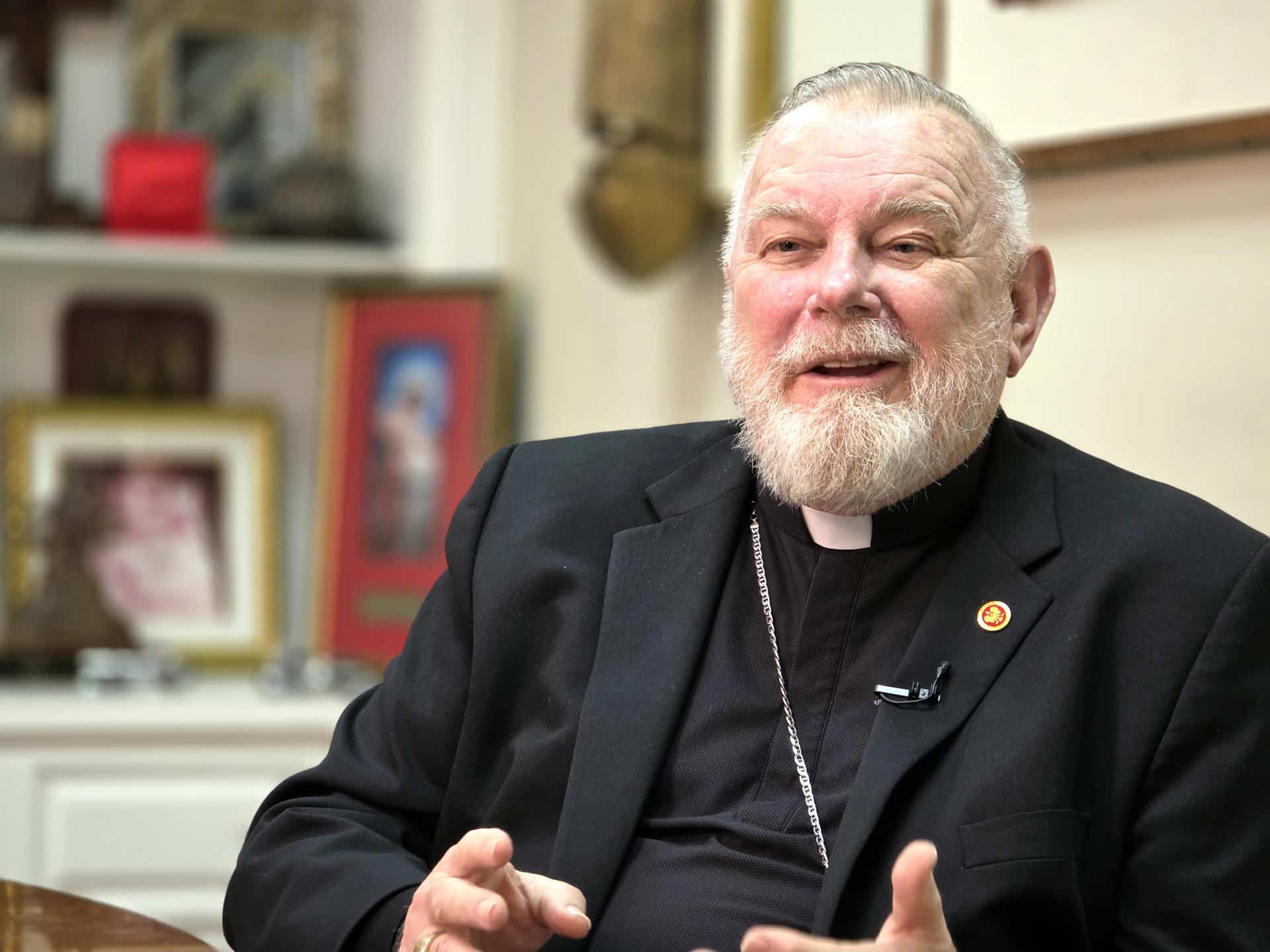 Fotografía del 20 de noviembre de 2025 del arzobispo de Miami, Thomas Wenski, hablando durante una entrevista con EFE en la sede del Arzobispado en Miami (EE.UU.). EFE/Alberto Boal