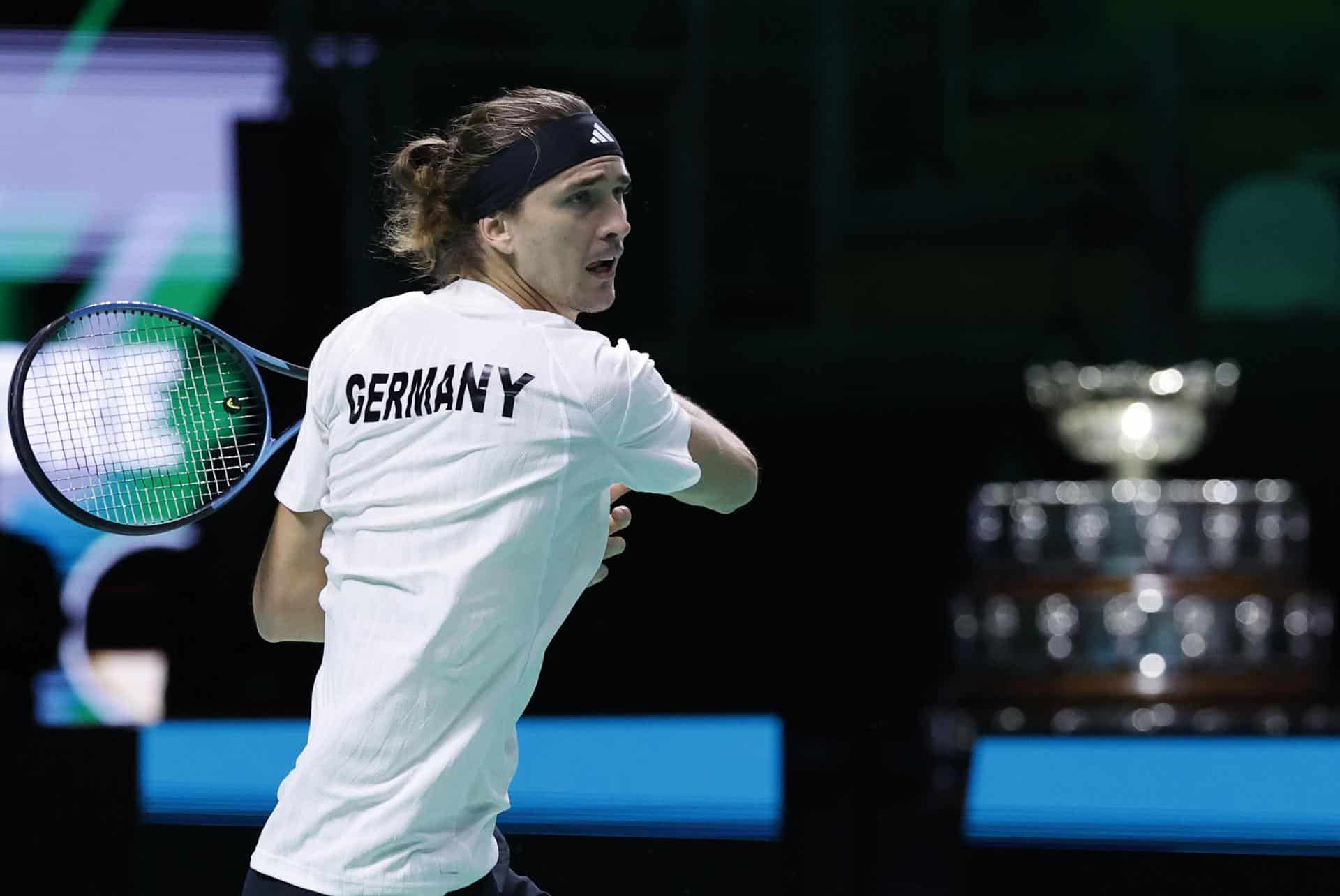 El alemán Alexander Zverev, en acción durante su partido de este jueves contra el argentino Francisco Cerúndolo, correspondiente a los cuartos de final de la Copa Davis de tenis. EFE/ SERENA CAMPANINI