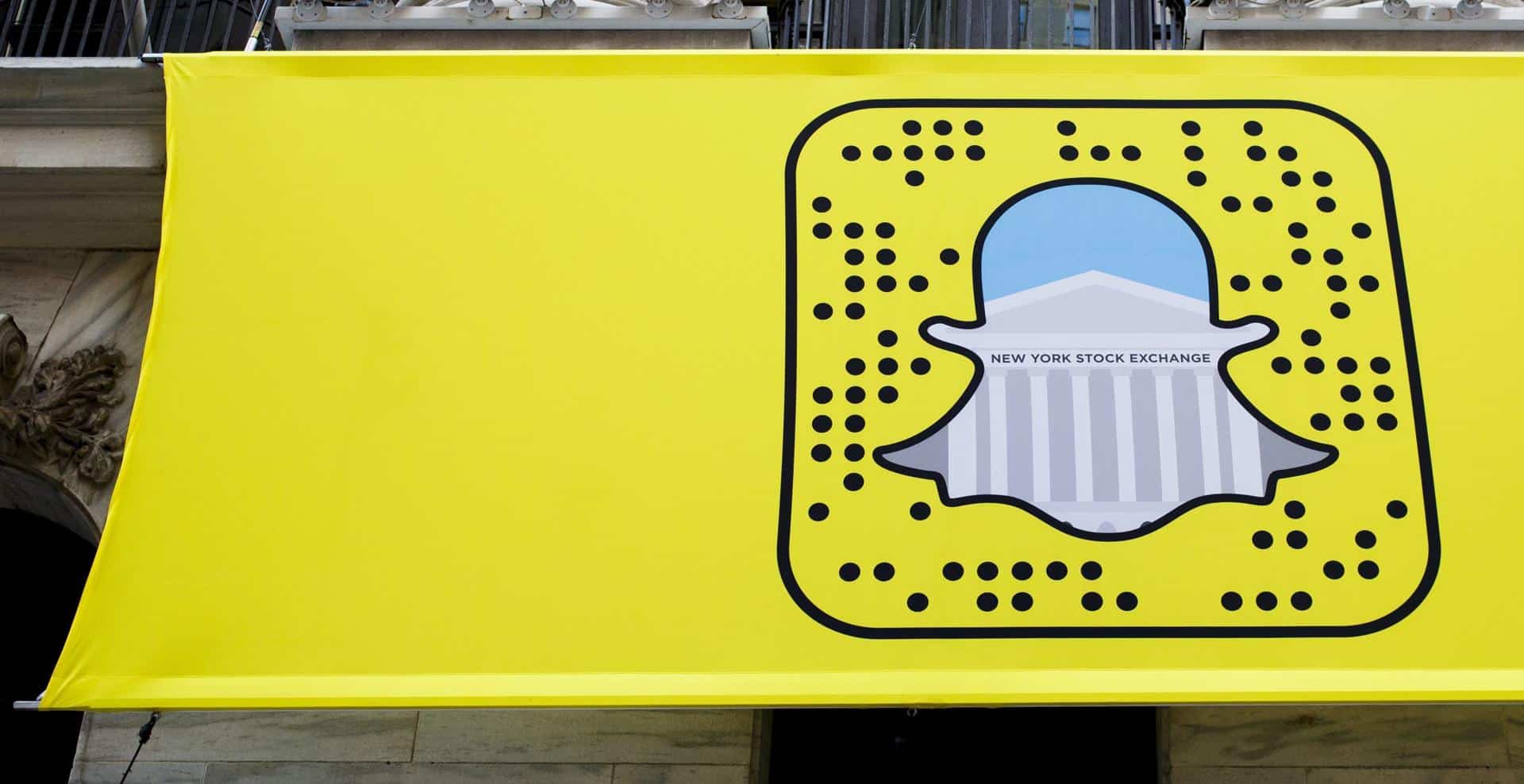 El logo de Snapchat frente a la Bolsa de Valores de Nueva York, Estados Unidos, en una imagen de archivo tomada el 17 de noviembre de 2016 que muestra. EPA/JUSTIN LANE