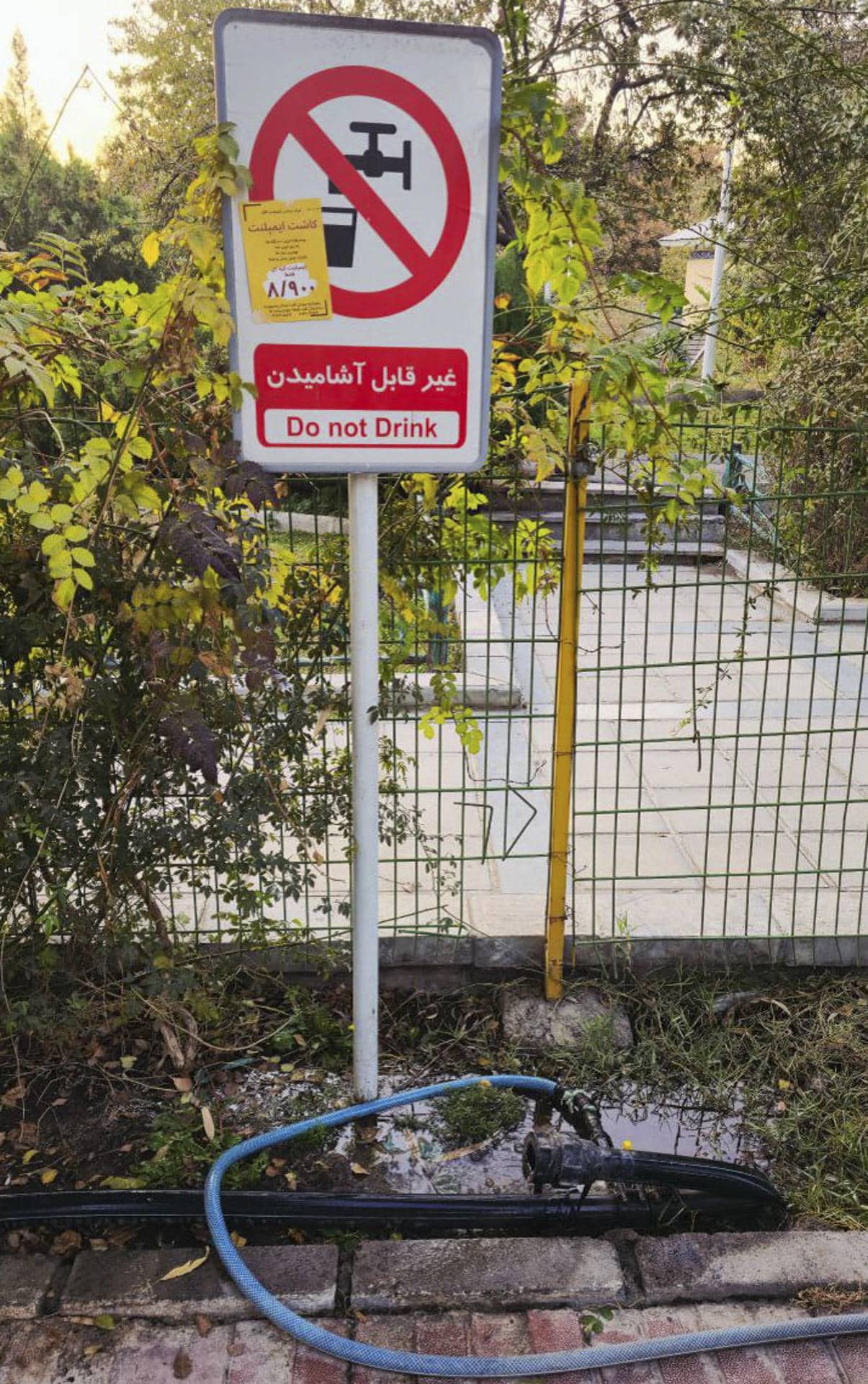 Las reservas de las presas que abastecen de agua a Teherán han caído a su nivel más bajo en 60 años, en medio de una sequía prolongada que amenaza con dejar sin recursos hídricos a la capital iraní, lo que preocupa a sus habitantes y ha provocado ya cortes nocturnos. Por primera vez en seis décadas, el país persa atraviesa el sexto año consecutivo de sequía, con precipitaciones muy por debajo de la media, especialmente en Teherán, una metrópoli de 13 millones de habitantes. Las cifras son alarmantes. Según la Compañía de Agua y Alcantarillado de Teherán (Abfa), las reservas de las presas que abastecen a la ciudad han caído a solo el 5 % de su capacidad.EFE/Aydin Shayegan