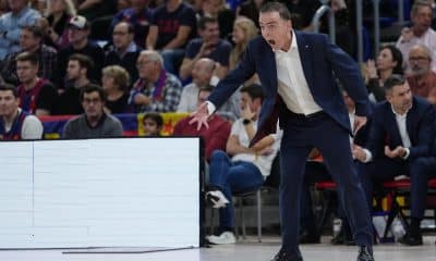 El técnico del FC Barcelona, Oscar Orellana, durante el encuentro correspondiente a la fase regular de la Euroliga que disputaron FC Barcelona y Virtus Bolonia en el Palau Blaugrana, en Barcelona. EFE / Alejandro García.