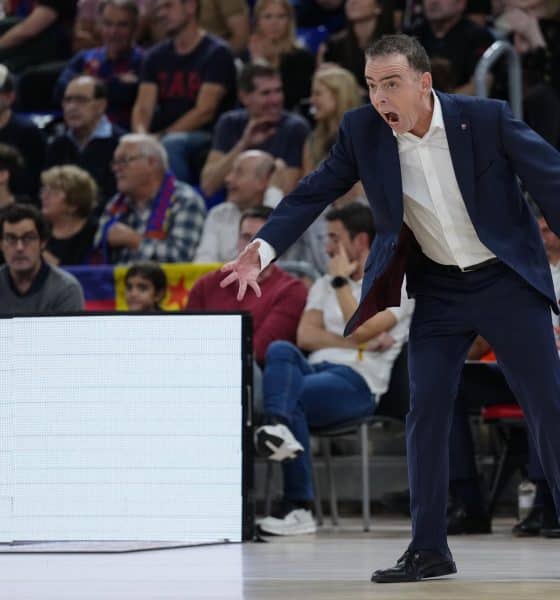 El técnico del FC Barcelona, Oscar Orellana, durante el encuentro correspondiente a la fase regular de la Euroliga que disputaron FC Barcelona y Virtus Bolonia en el Palau Blaugrana, en Barcelona. EFE / Alejandro García.
