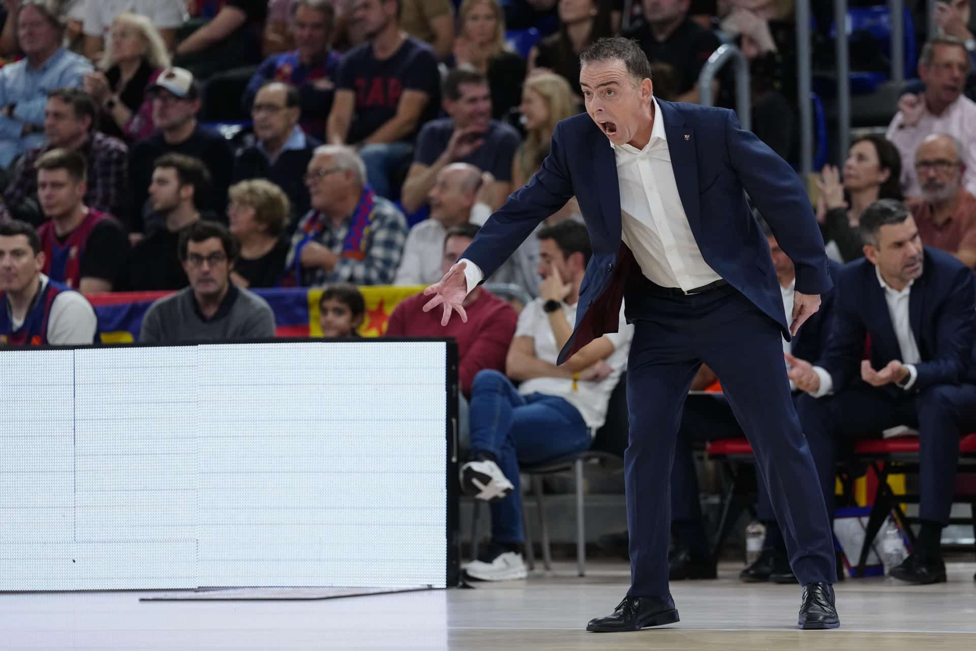 El técnico del FC Barcelona, Oscar Orellana, durante el encuentro correspondiente a la fase regular de la Euroliga que disputaron FC Barcelona y Virtus Bolonia en el Palau Blaugrana, en Barcelona. EFE / Alejandro García.