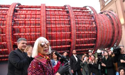 La artista plástica Marta Minujín (i) presenta su obra 'Torre de Pisa de espaguetis' este sábado, en el Centro Cultural Recoleta, en Buenos Aires (Argentina). EFE/ Enrique Garcia Medina