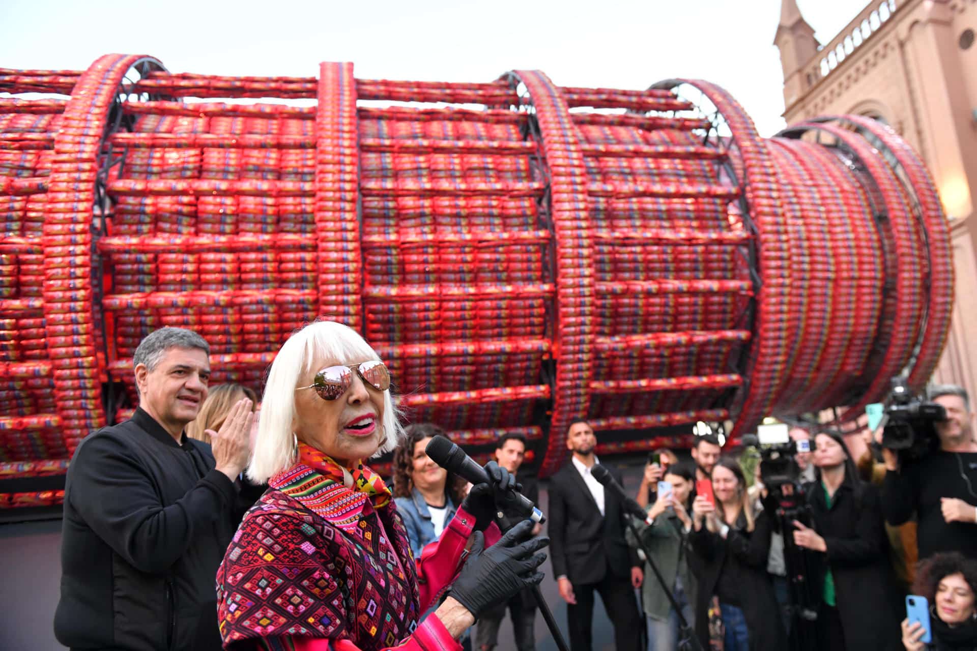 La artista plástica Marta Minujín (i) presenta su obra 'Torre de Pisa de espaguetis' este sábado, en el Centro Cultural Recoleta, en Buenos Aires (Argentina). EFE/ Enrique Garcia Medina