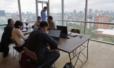Fotografía de archivo de empleados trabajando en una oficina, en Ciudad de México (México). EFE/ José Méndez