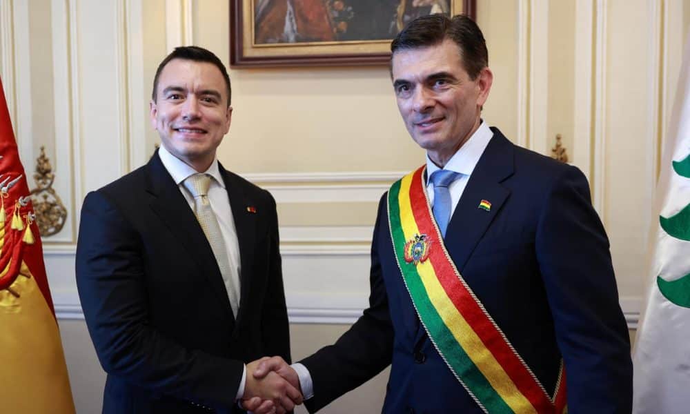 Fotografía tomada de la cuenta en X de la Presidencia de Ecuador @Presidencia_Ec del presidente de Ecuador, Daniel Noboa (i), posando con su homólogo de Bolivia, Rodrigo Paz Pereira, este sábado, en La Paz (Bolivia). EFE/ @Presidencia_Ec