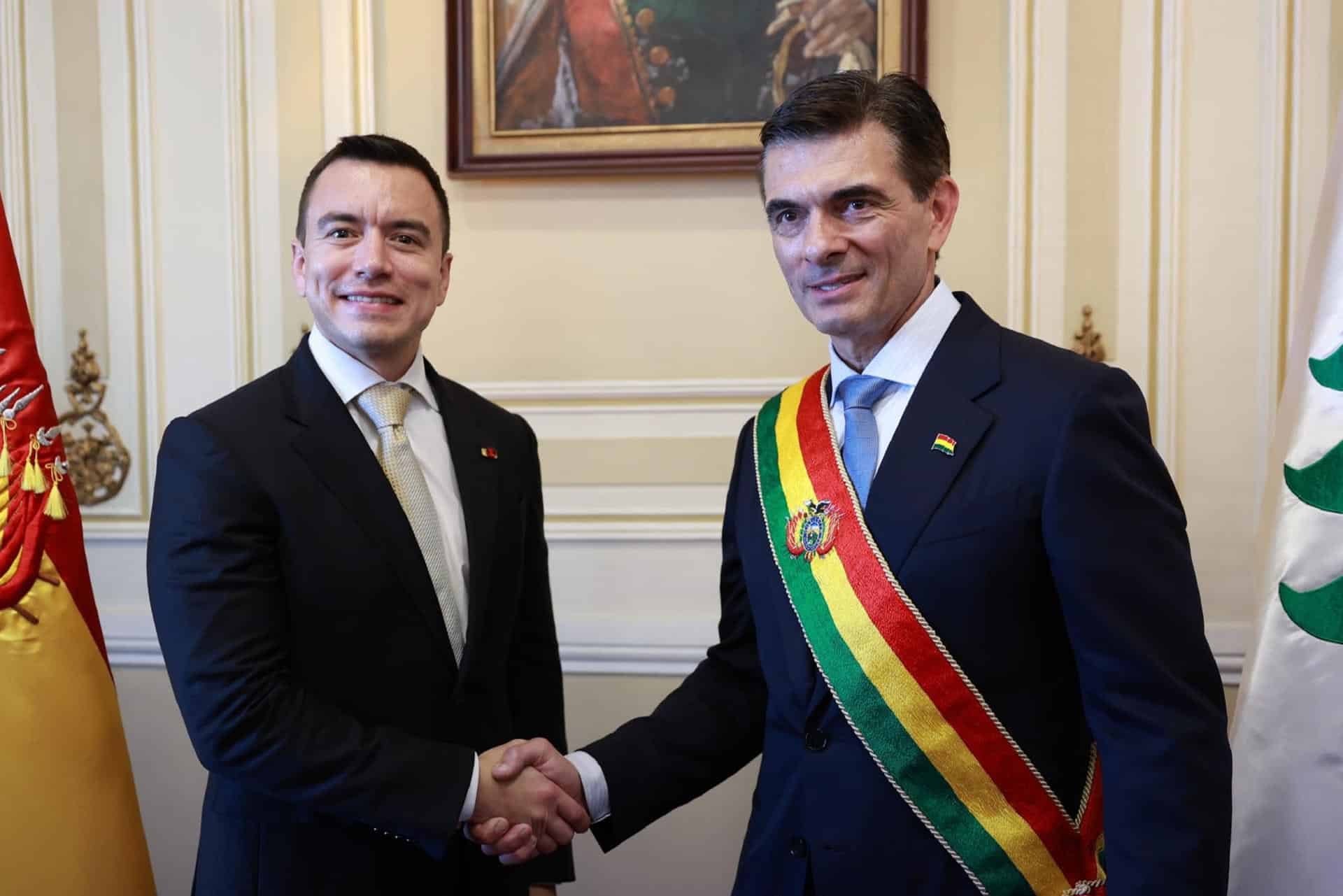 Fotografía tomada de la cuenta en X de la Presidencia de Ecuador @Presidencia_Ec del presidente de Ecuador, Daniel Noboa (i), posando con su homólogo de Bolivia, Rodrigo Paz Pereira, este sábado, en La Paz (Bolivia). EFE/ @Presidencia_Ec