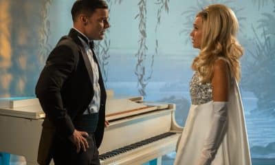 Fotografía sin fecha específica de toma cedida por Apple TV+ que muestra al cantante puertorriqueño, Ricky Martin (i) interpretando a Robert y a la actriz estadounidense, Kristen Wiig (d) interpretando a Maxine Dellacorte-Simmons en la serie de Apple TV+ 'Palm Royale'. EFE/Erica Parise /Apple TV+/ SOLO USO EDITORIAL/NO VENTAS/SOLO DISPONIBLE PARA ILUSTRAR LA NOTICIA QUE ACOMPAÑA (CRÉDITO OBLIGATORIO)