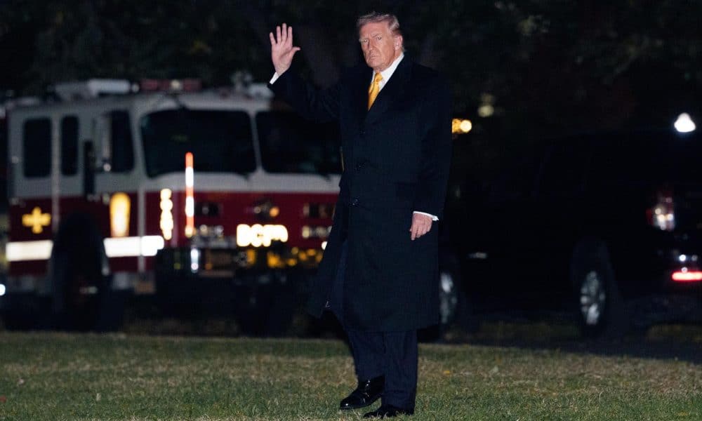 El presidente de Estados Unidos, Donald J. Trump, parte hacia Palm Beach, Florida, desde la Casa Blanca, en Washington, D.C.. EFE/EPA/AARON SCHWARTZ