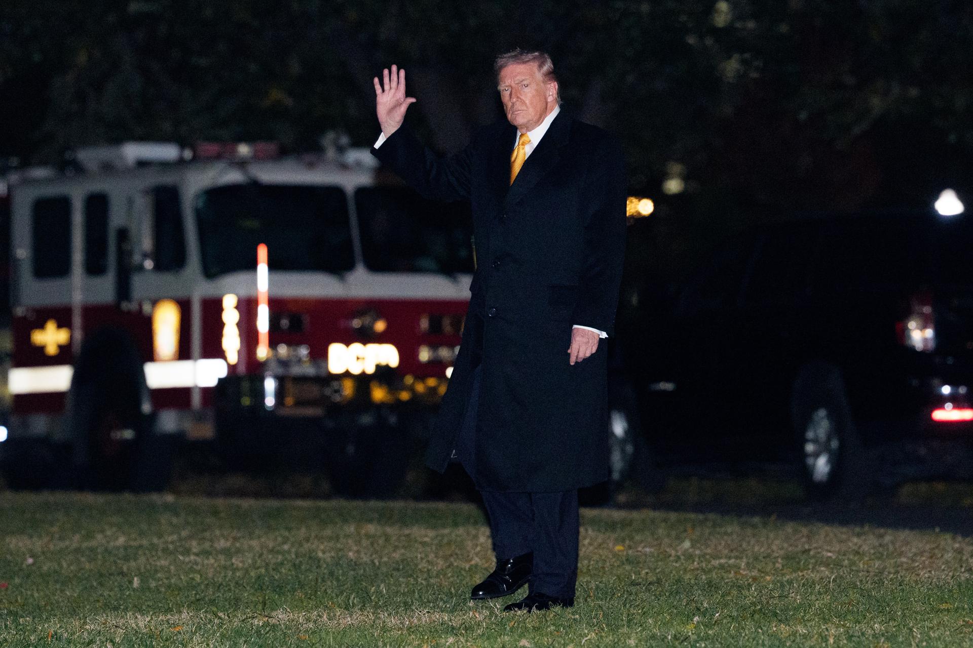 El presidente de Estados Unidos, Donald J. Trump, parte hacia Palm Beach, Florida, desde la Casa Blanca, en Washington, D.C.. EFE/EPA/AARON SCHWARTZ