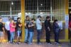 Personas hacen fila en un centro de votación este domingo, en Tegucigalpa (Honduras). EFE/ Gustavo Amador
