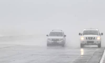 Dos autos transitan durante la intensa lluvia en el puerto de Veracruz (México). Imagen de archivo. EFE/Ulises Ruiz Basurto