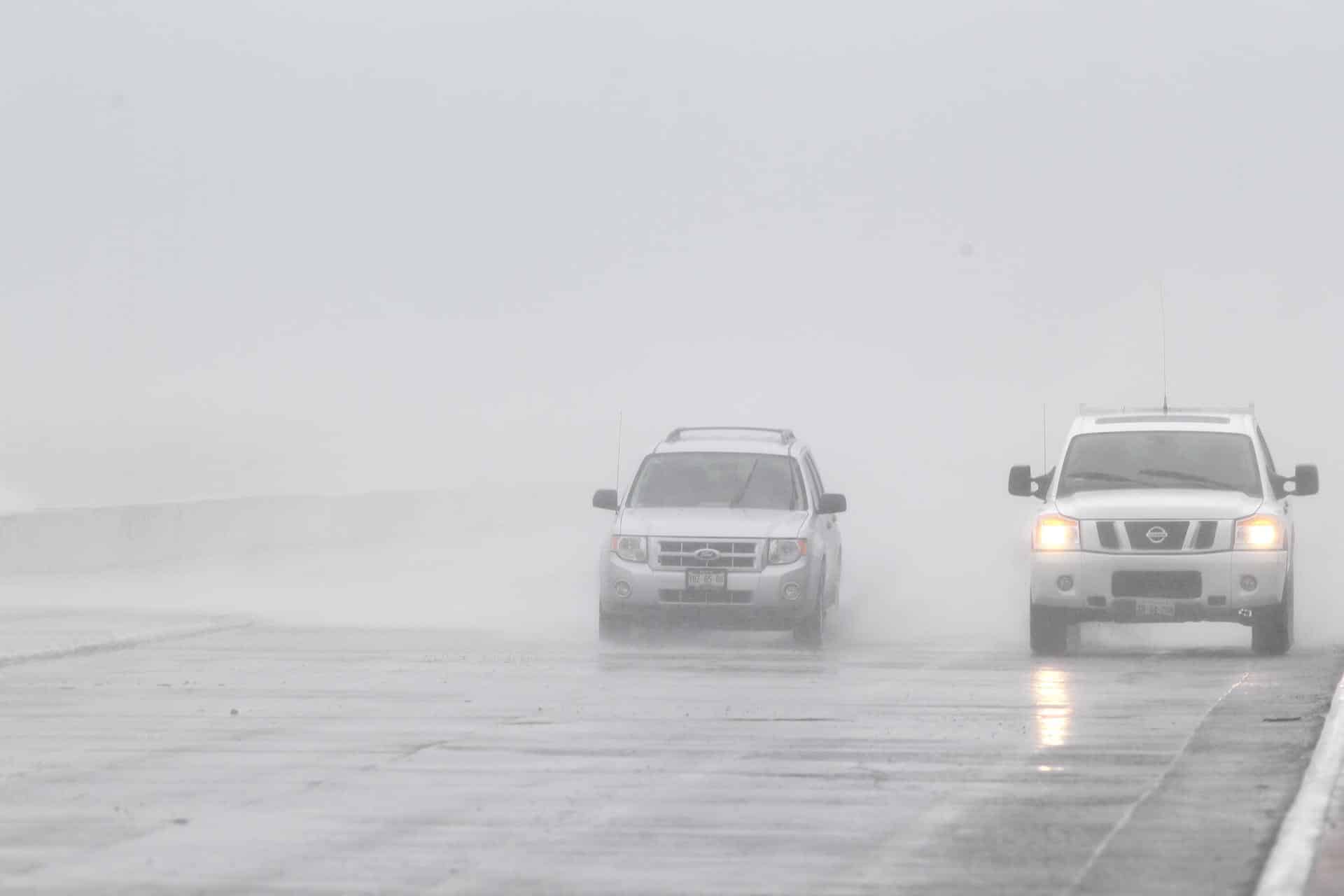 Dos autos transitan durante la intensa lluvia en el puerto de Veracruz (México). Imagen de archivo. EFE/Ulises Ruiz Basurto