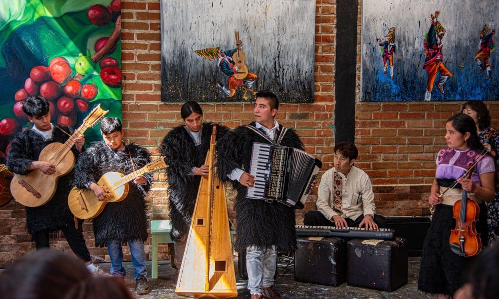 Fotografía de archivo de un grupo de músicos indígenas maya tzotzil, en San Juan Chamula, en el estado de Chiapas (México). EFE/Carlos López
