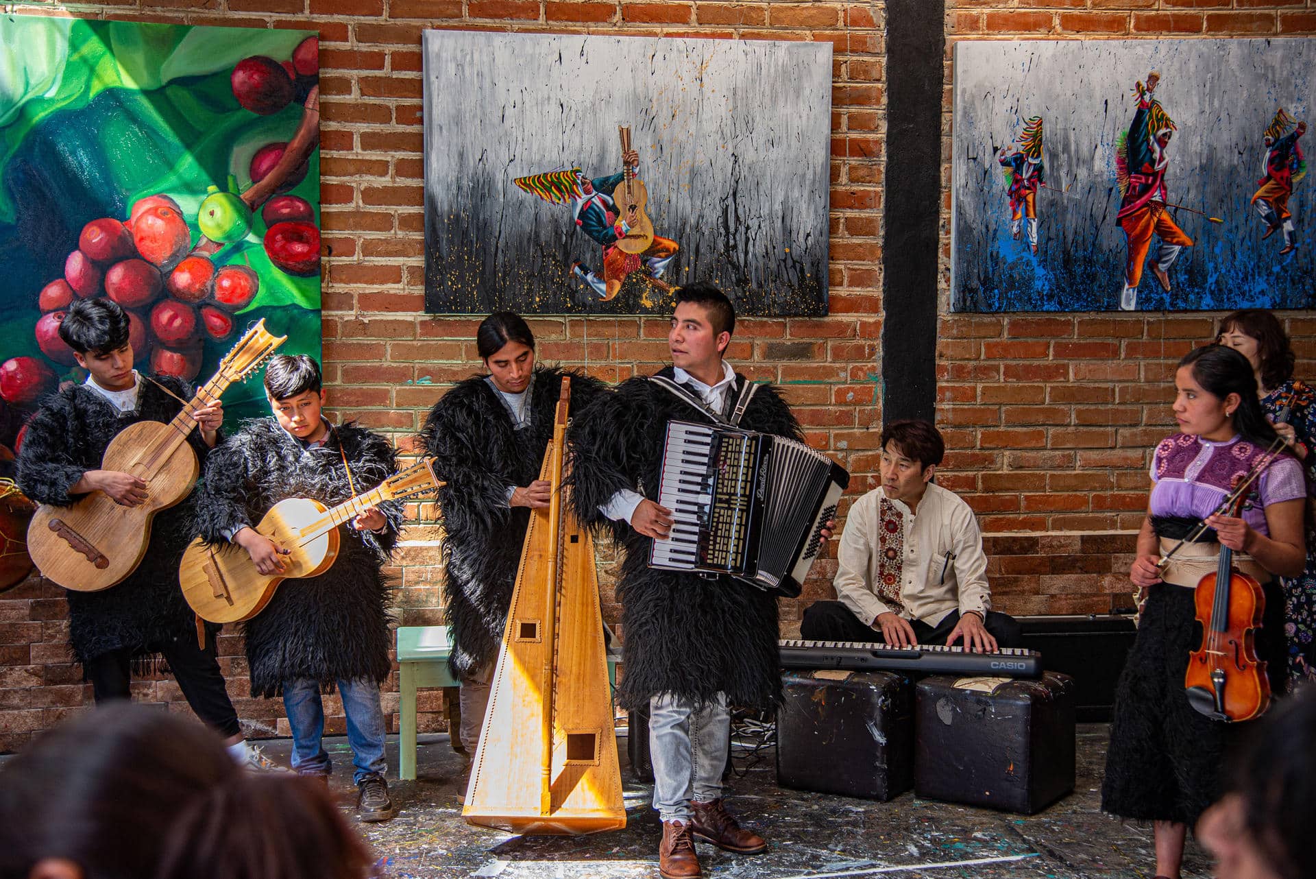 Fotografía de archivo de un grupo de músicos indígenas maya tzotzil, en San Juan Chamula, en el estado de Chiapas (México). EFE/Carlos López