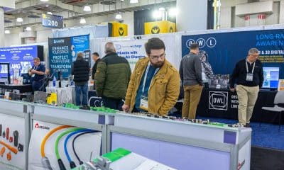 Fotografía cedida por ISC East que muestra a una persona observando equipos tecnológicos en el evento este jueves, en Nueva York (Estados Unidos). EFE/ ISC East /SOLO USO EDITORIAL/NO VENTAS/ SOLO DISPONIBLE PARA ILUSTRAR LA NOTICIA QUE ACOMPAÑA (CRÉDITO OBLIGATORIO)