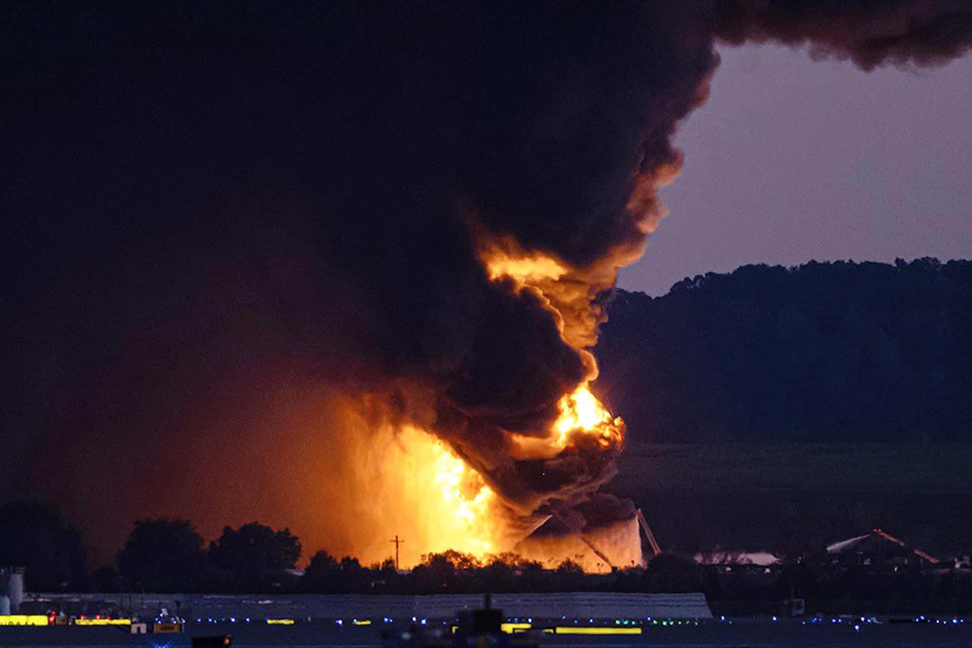 Fotografía cedida por la cuenta oficial de X @SecDuffy del secretario de Transporte de EEUU, Sean Duffy, que muestra el accidente de un avión de carga de la empresa UPS, el martes, en Kentucky (EEE.UU.). EFE/ @SecDuffy /SOLO USO EDITORIAL/ NO VENTAS/ SOLO DISPONIBLE PARA ILUSTRAR LA NOTICIA QUE ACOMPAÑA (CRÉDITO OBLIGATORIO)