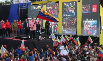 El presidente de Venezuela, Nicolás Maduro, ondea una bandera de Venezuela durante un evento este sábado, en Caracas (Venezuela). EFE/ Miguel Gutierrez
