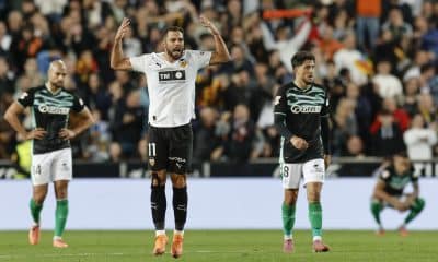 El delantero del Valencia, Luis Rioja, celebra el primer gol del equipo valencianista durante el partido de la jornada 12 de LaLiga EA Sports que Valencia CF y Real Betis disputaron, en el Estadio de Mestalla. EFE/ Kai Försterling
