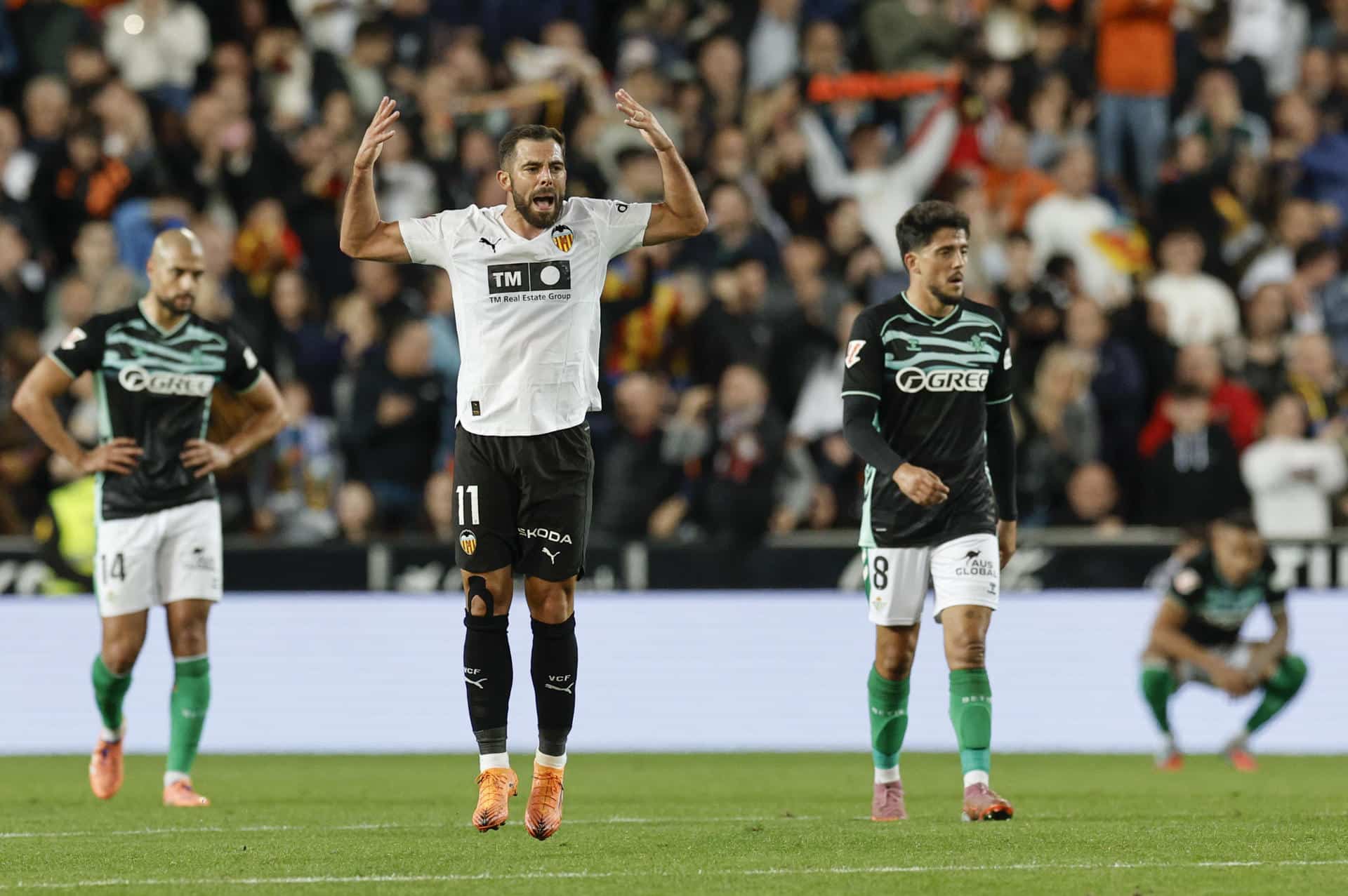 El delantero del Valencia, Luis Rioja, celebra el primer gol del equipo valencianista durante el partido de la jornada 12 de LaLiga EA Sports que Valencia CF y Real Betis disputaron, en el Estadio de Mestalla. EFE/ Kai Försterling