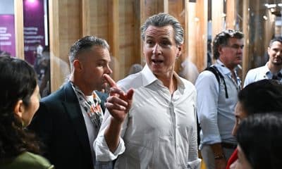 El gobernador de California, Gavin Newsom (c), camina en el Centro de Convenciones Hangar donde se realiza la COP30 este martes, en Belém (Brasil). EFE/ Andre Borges