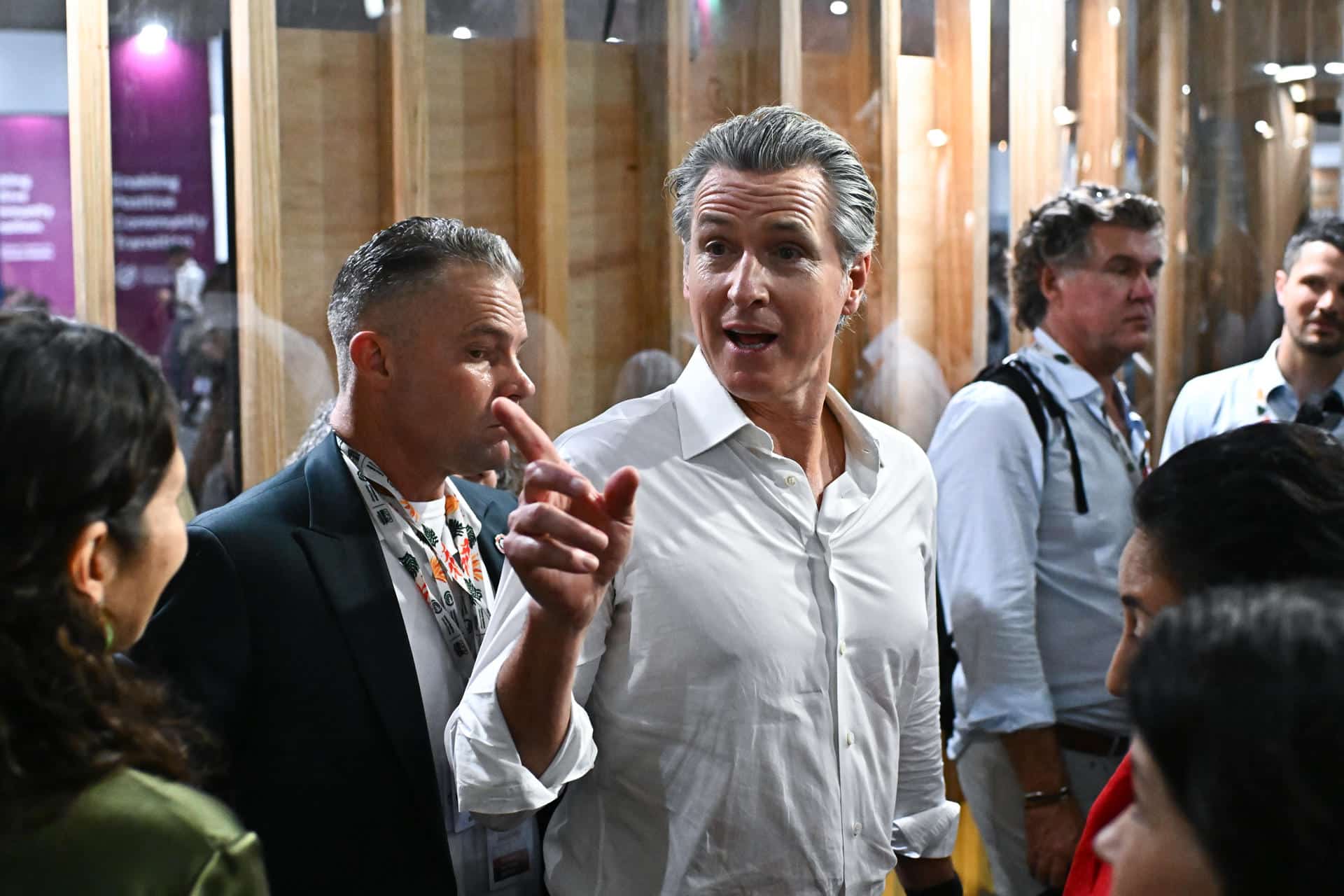 El gobernador de California, Gavin Newsom (c), camina en el Centro de Convenciones Hangar donde se realiza la COP30 este martes, en Belém (Brasil). EFE/ Andre Borges