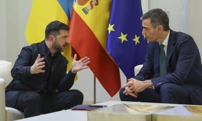 .-El presidente del Gobierno, Pedro Sánchez, y el presidente ucraniano, Volodímir Zelenski, durante su encuentro este martes en el Palacio de la Moncloa en Madrid.- EFE/ Kiko Huesca
