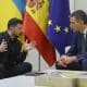 .-El presidente del Gobierno, Pedro Sánchez, y el presidente ucraniano, Volodímir Zelenski, durante su encuentro este martes en el Palacio de la Moncloa en Madrid.- EFE/ Kiko Huesca