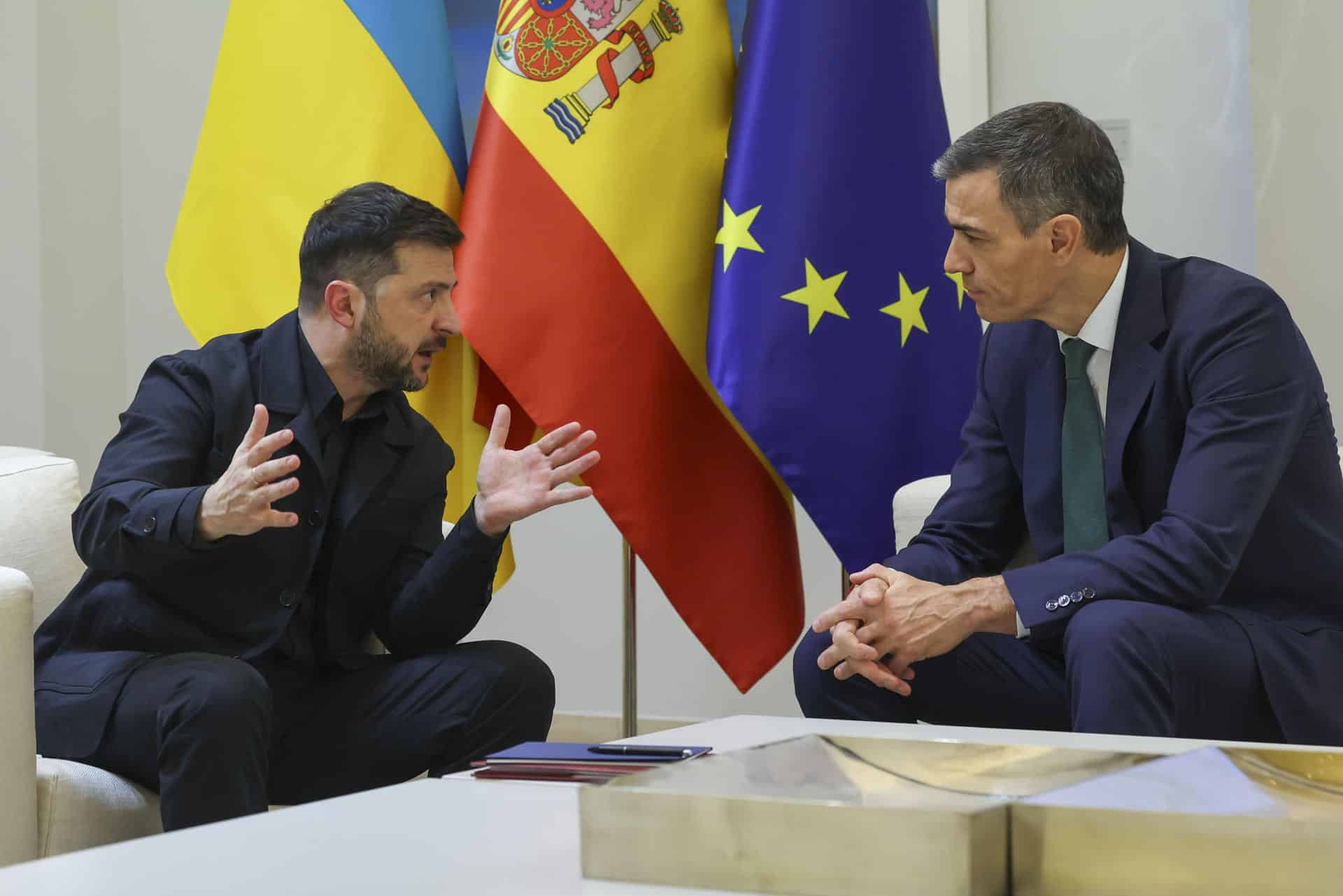 .-El presidente del Gobierno, Pedro Sánchez, y el presidente ucraniano, Volodímir Zelenski, durante su encuentro este martes en el Palacio de la Moncloa en Madrid.- EFE/ Kiko Huesca