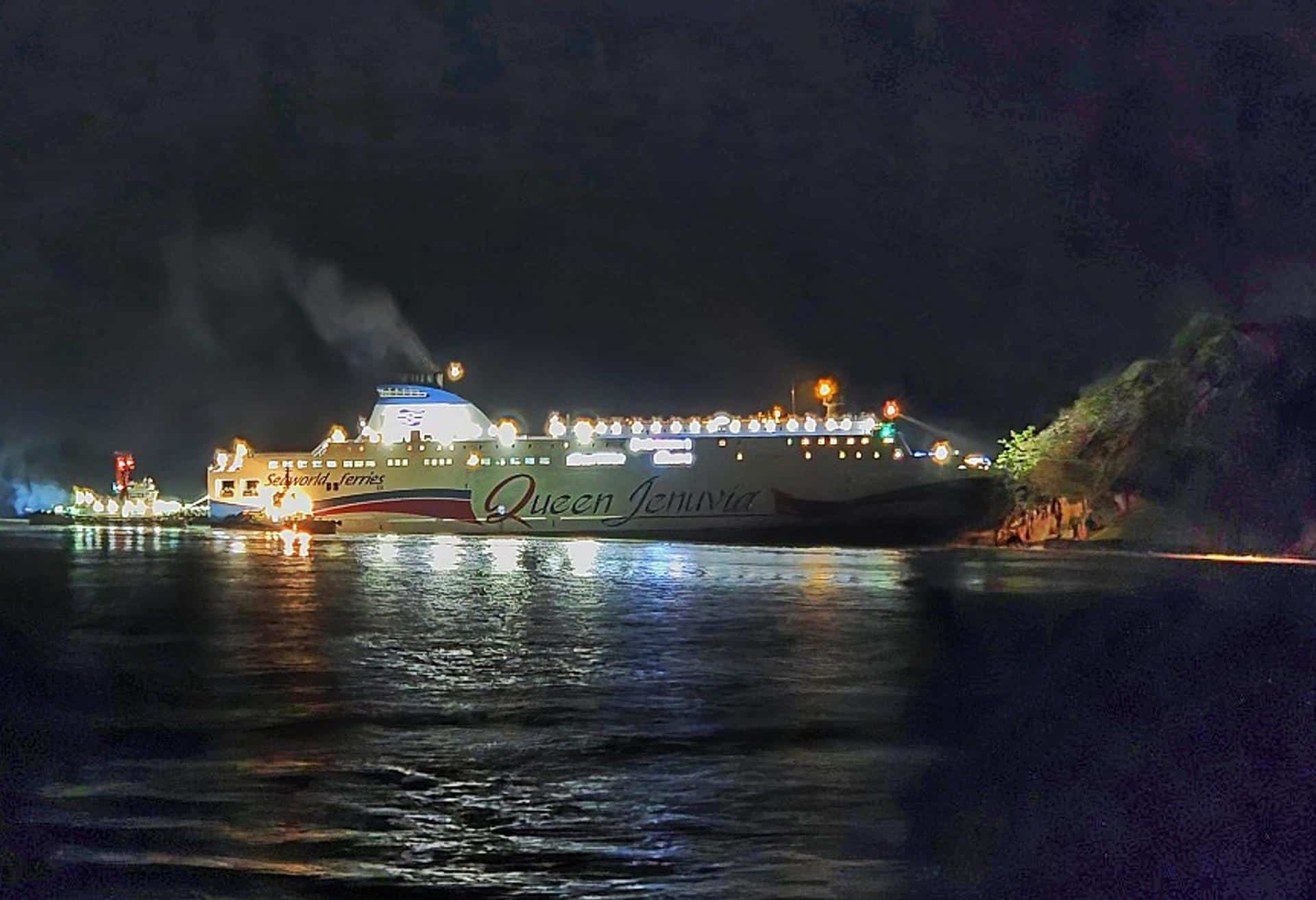 El ferri Queen Jenuvia II que quedó encallado la noche del miércoles sobre un islote deshabitado cercano a la isla de Jangsan, Corea del Sur, con 267 personas a bordo.
EFE/EPA/KOREA COAST GUARD / HANDOUT HANDOUT EDITORIAL USE ONLY/NO SALES