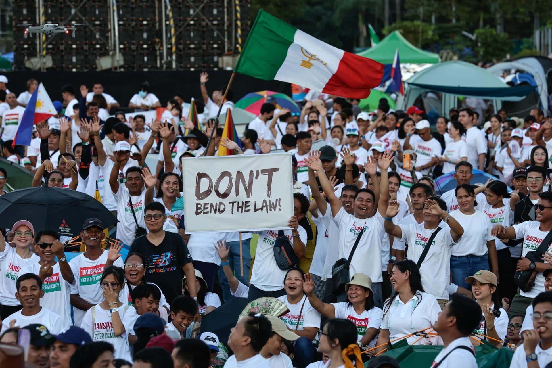 Miles de filipinos se manifiestan contra la corrupción en el país. 
EFE/EPA/ROLEX DELA PENA