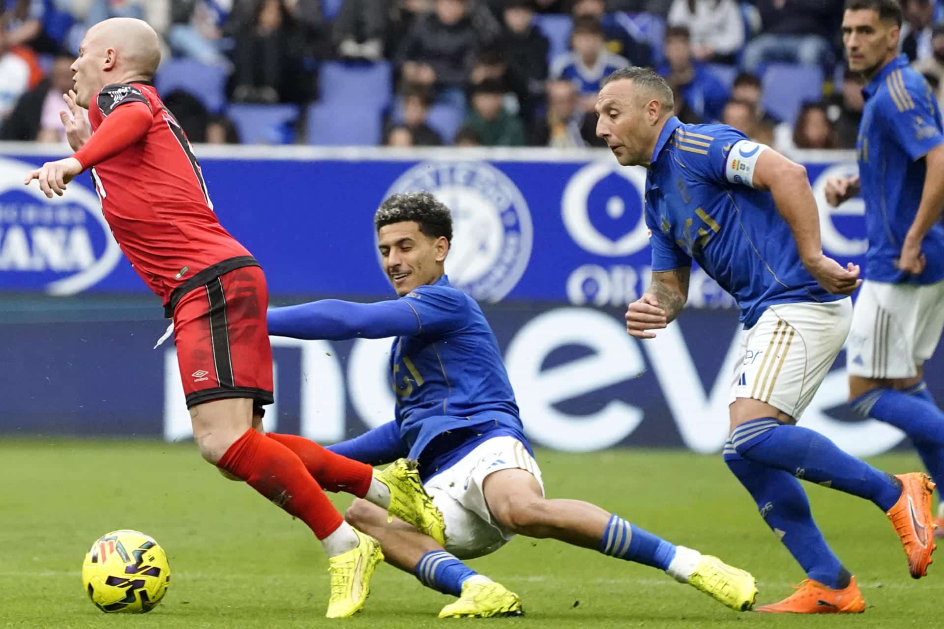 El centrocampista marroquí del Oviedo Ilyas Chaira (c) realiza una entrada que le ha supuesto una cartulina roja durante el partido de LaLiga entre el Oviedo y el Rayo Vallecano este domingo en el estadio Carlos Tartiere de la capital asturiana. EFE/ Paco Paredes