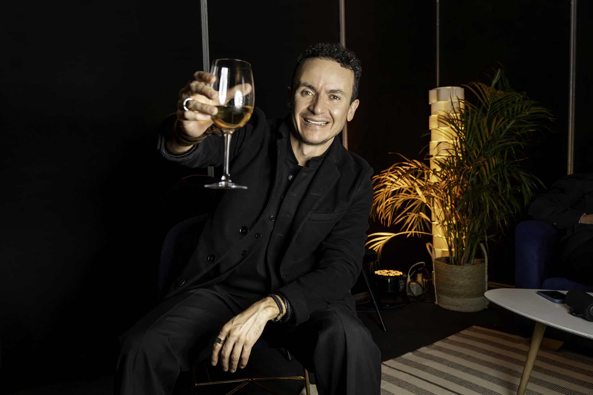 Fotografía promocional cedida este viernes, 21 de noviemvre, por Paola España Comunicaciones del cantante colombiano Fonseca, quien estrenó la temporada navideña con el sencillo 'Celebrar'. EFE/Camilo Baéz/Paola España Comunicaciones