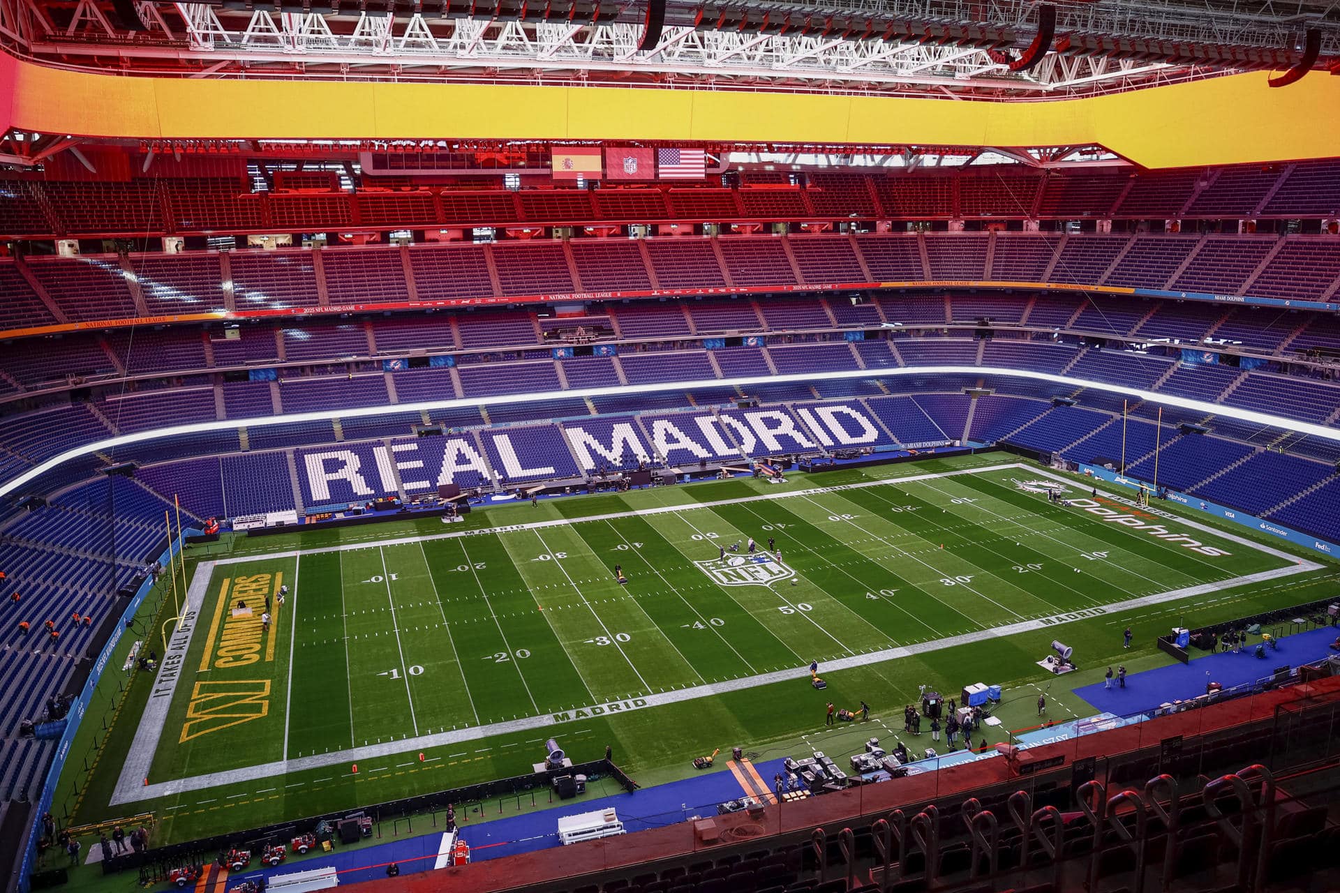 Vista del Bernabéu adaptado para el fútbol americano este viernes en Madrid con motivo de la celebración por primera vez en España de un encuentro oficial de la temporada regular de la National Football League (NFL) entre los Miami Dolphins y los Washington Commanders, que se disputará el próximo domingo. EFE/ Daniel Gonzalez