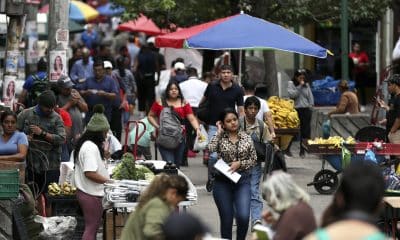 Personas caminan por una calle peatonal este miércoles, en el Centro Histórico de Tegucigalpa (Honduras). EFE/ Gustavo Amador